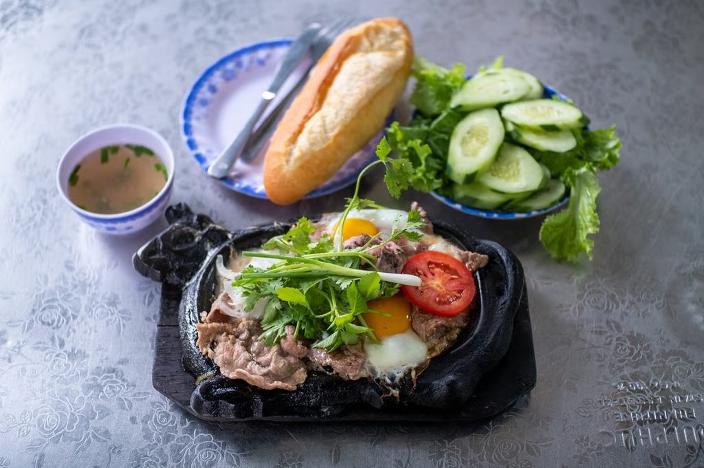 Một suất bò né đầy đặn cả thịt, rau ở Đà Nẵng. Ảnh: Instagram/dcfoodiemy