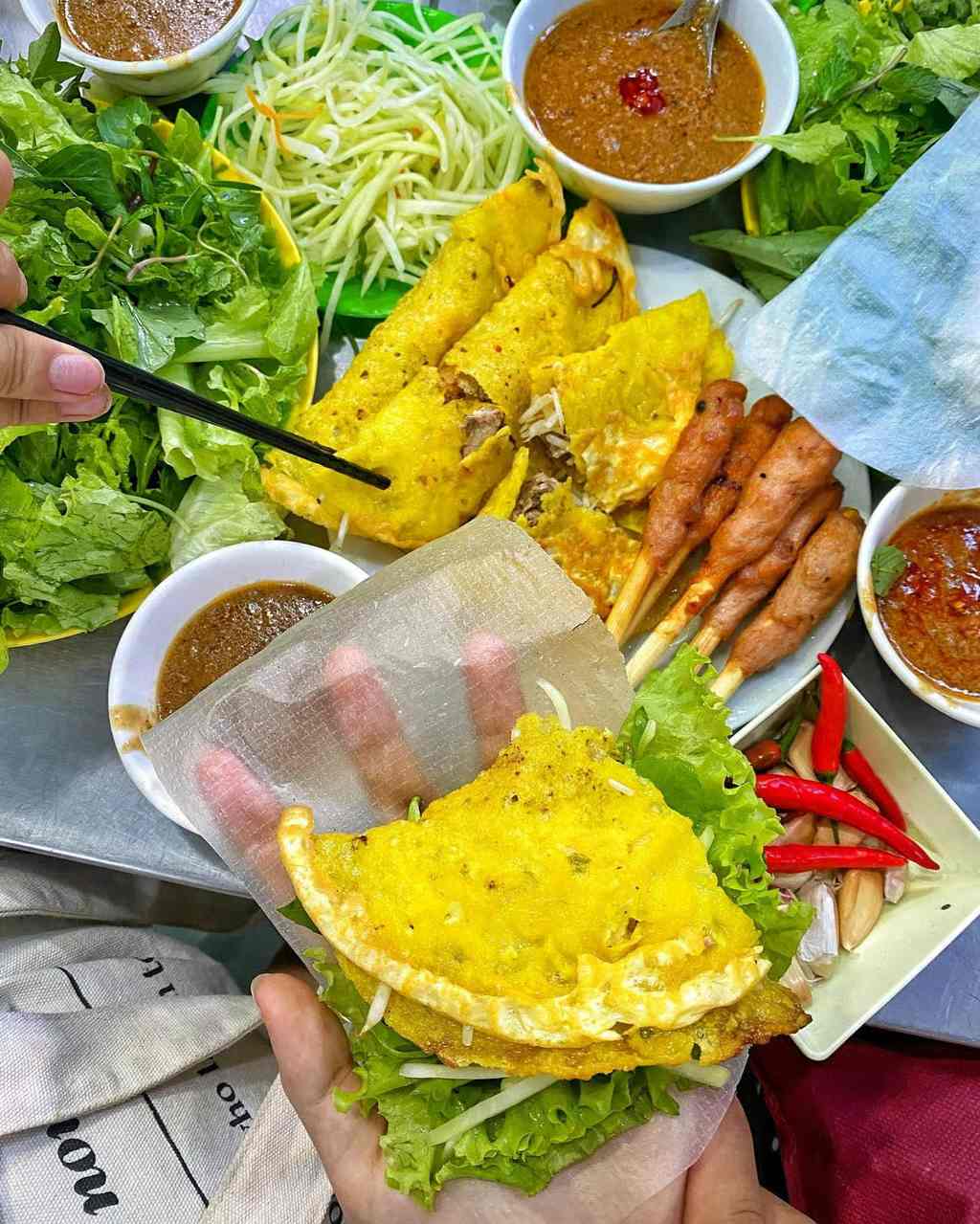Bánh xèo, nem lụi là đặc sản phải thử khi đến Đà Nẵng. Ảnh: Instagram/duongvux_