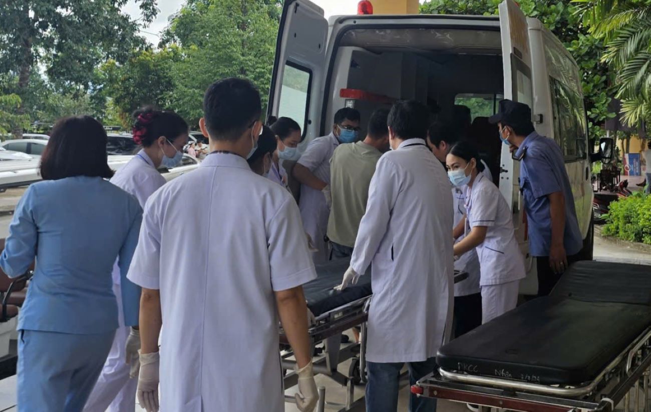 Y bac si Benh vien Da khoa tinh Quang Tri duoc huy dong den Khoa cap cuu de tiep nhan cac nan nhan lien quan vu tai nan giao thong ngay 17.9. Anh: Hung Tho