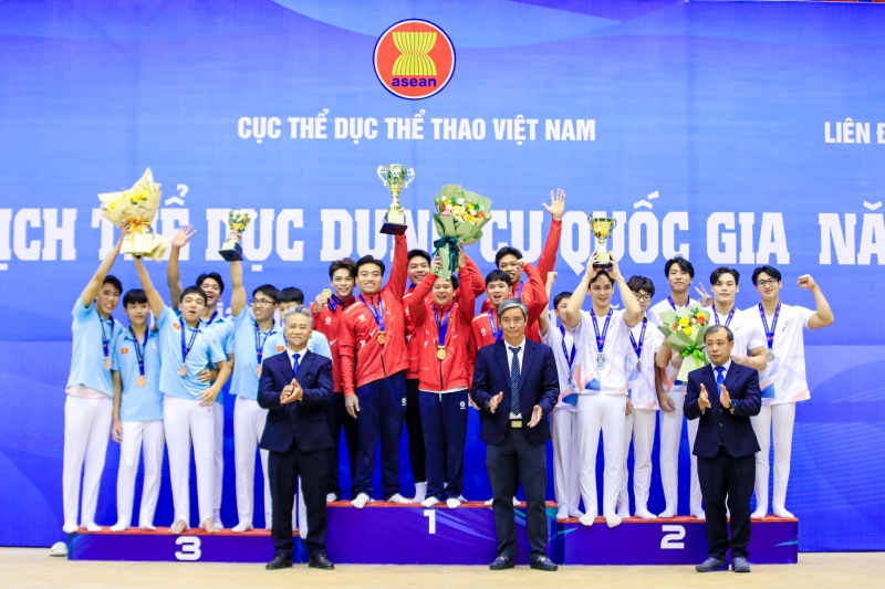 O noi dung dong doi nam, doan TPHCM gianh huy chuong vang voi tong diem 296.633, hon 20 diem so voi tam huy chuong bac cua doan Ha Noi va doi gianh huy chuong dong la Quan doi. 