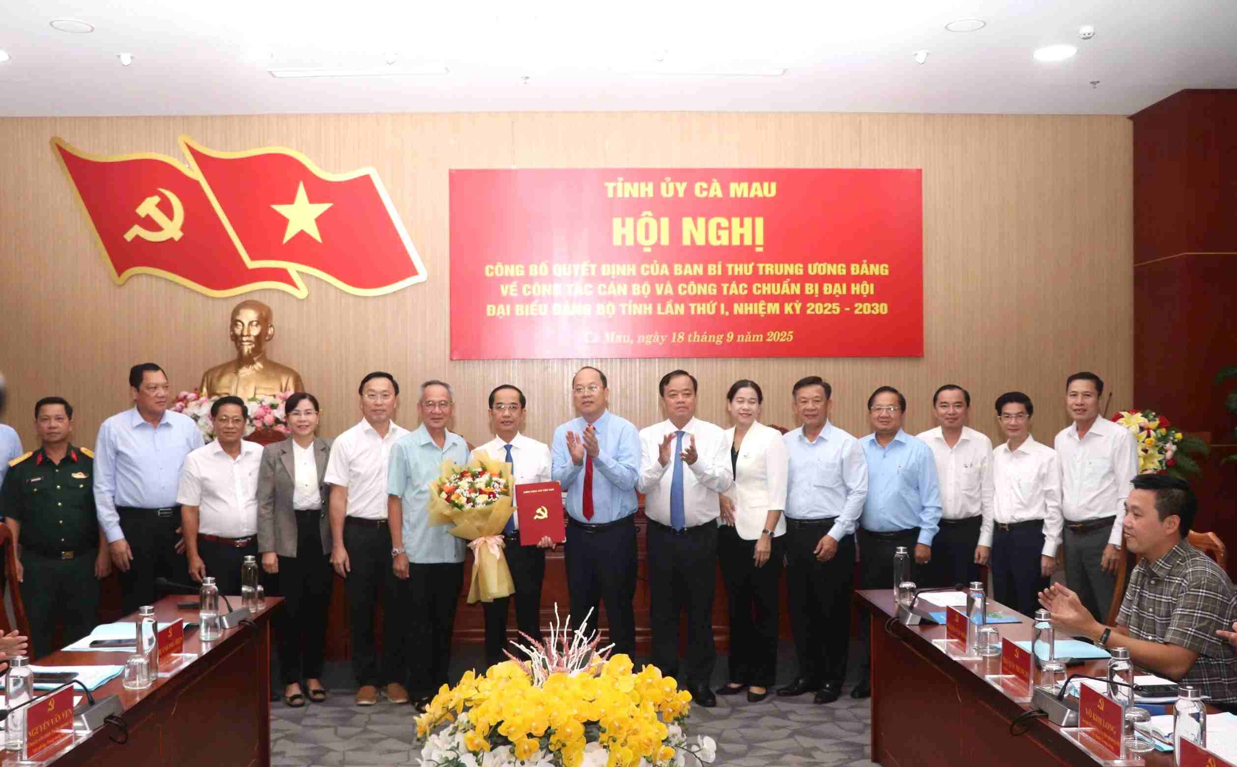 Dong chi Ho Thanh Thuy, Pho Bi thu Tinh uy Ca Mau chup anh luu niem cung Ban Thuong vu Tinh uy Ca Mau. Anh: Nhat Ho