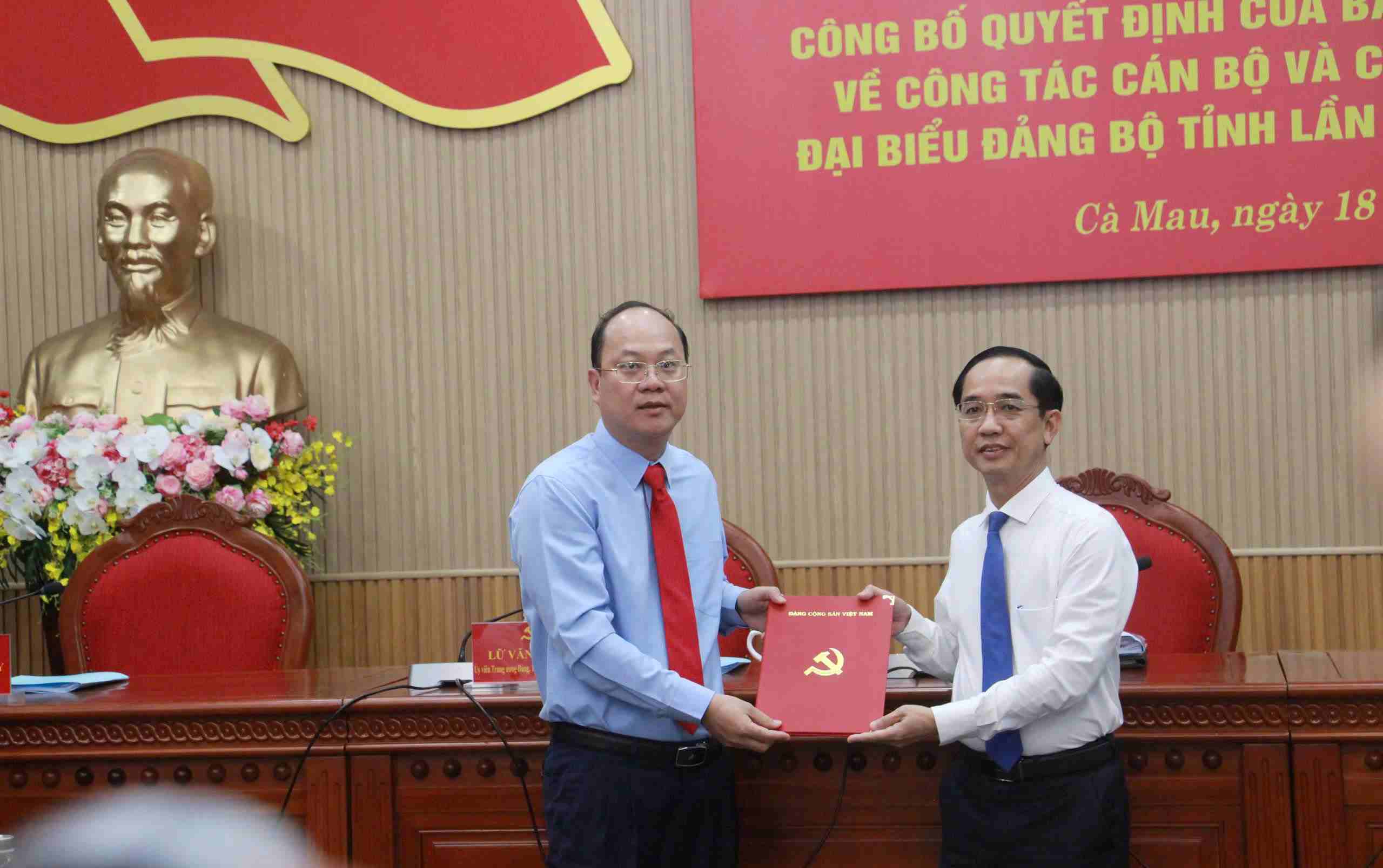 Nguyen Ho Hai 씨 - 까마우성 당위원회 서기(왼쪽) - Ho Thanh Thuy 씨(오른쪽)에게 2020-2025 임기 까마우성 당위원회 부서기 직책을 유지하도록 승인하는 당 중앙위원회 사무국의 결정서를 수여합니다. 사진: Nhat Ho