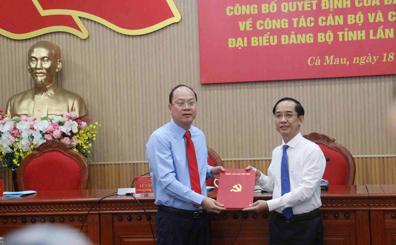 Mr. Nguyen Ho Hai - Secretary of the Ca Mau Provincial Party Committee (left) - presented the Decision of the Central Party Secretariat on approving the position of Deputy Secretary of the Ca Mau Provincial Party Committee for the 2020-2025 term for Mr. Ho Thanh Thuy (right). Photo: Nhat Ho