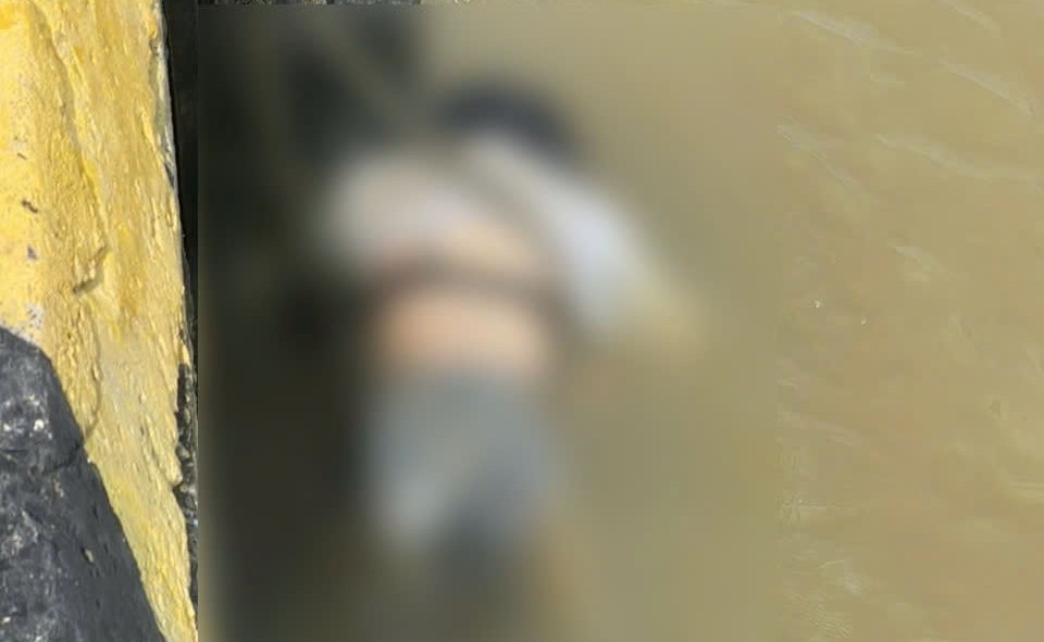 The female body was found on the Saigon River, passing through Tan Thuan 1 port. Photo: Dong Hoang