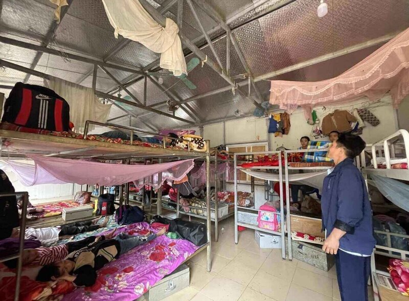 少数民族地域の教師が生徒の生活を気遣う。写真:Khanh Linh