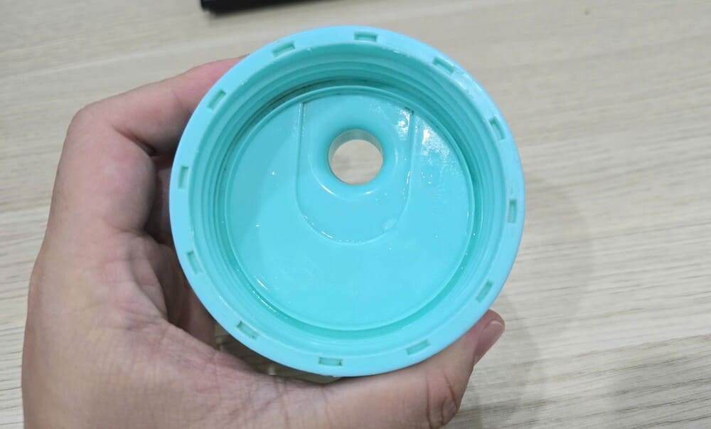 The inner surface of the water bottle lid should be thoroughly cleaned to avoid odor and bacteria. Photo: Tuan Dat