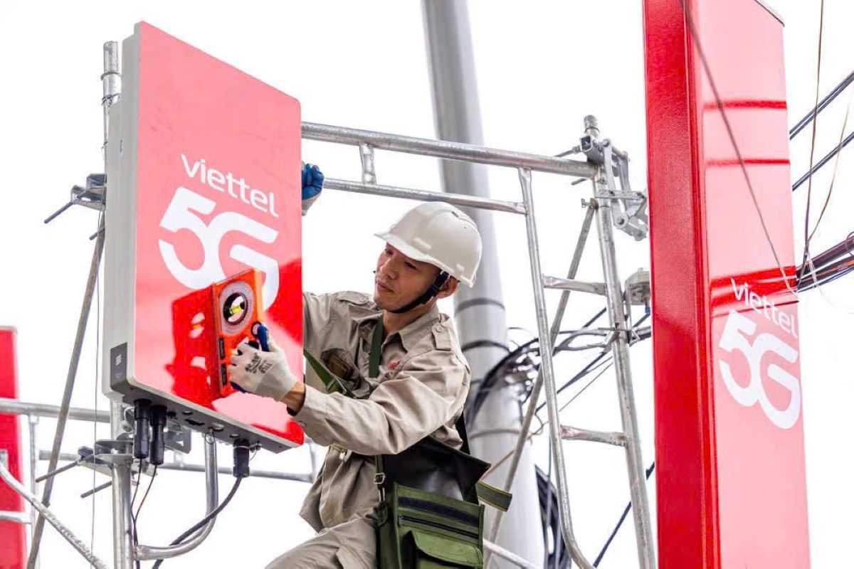 Cac ky su Viettel dang thu hoi tram phat 5G. Anh: Le Minh Son
