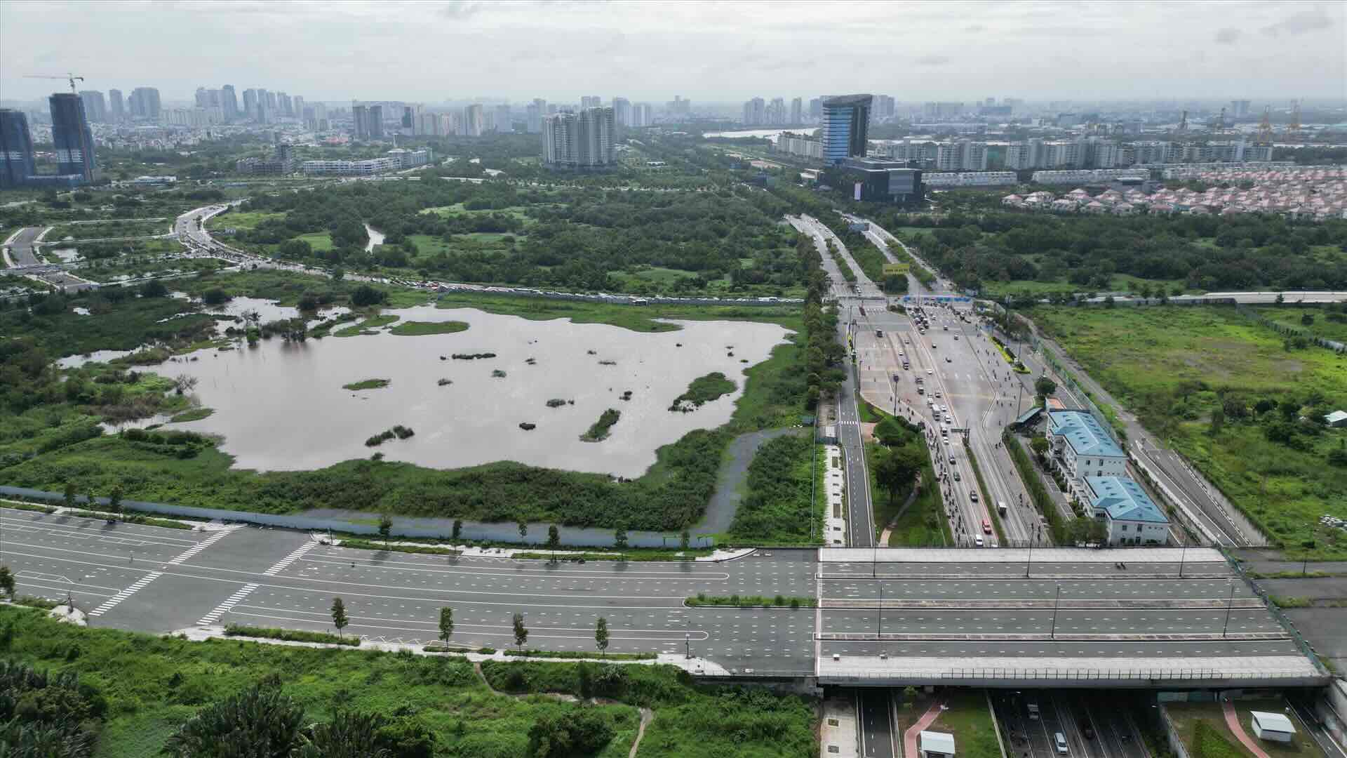 Thu Thiem Eco Smart City複合施設プロジェクトは、「黄金の土地」Thu Thiemで、多くの理由でまだ完成していません。写真:Huu Chanh