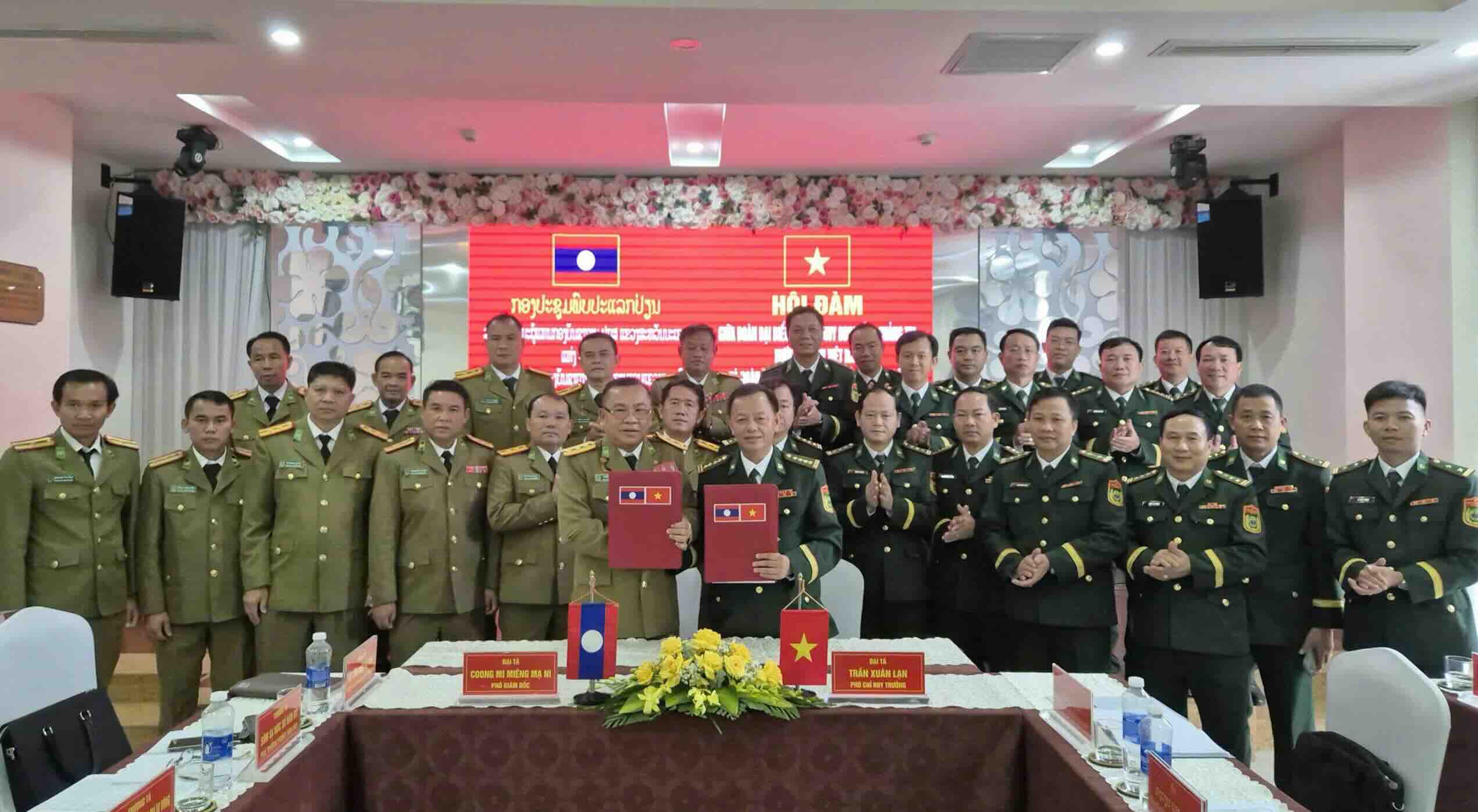 Quang Tri Border Guard and Savannakhet Police signed a memorandum of understanding on many important contents. Photo: Border Guard