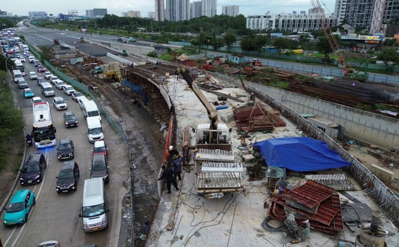 Cars lined up from the Ho Chi Minh City - Long Thanh Expressway to the An Phu intersection. Photo: Anh Tu