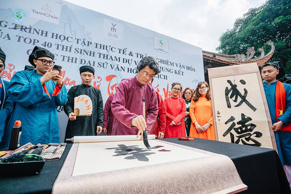 40 guong mat xuat sac cua vong Chung ket “Dai su Van hoa Du lich 2025” hoc tap thuc te va trai nghiem van hoa tai Van Mieu - Quoc Tu Giam, Ha Noi. Anh: Le Duc