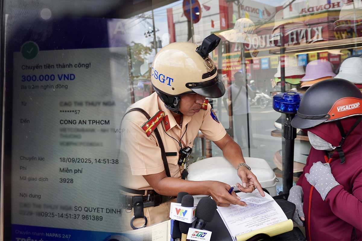 ホーチミン市の交通違反者は、QRコードをスキャンしてその場で罰金を支払ったことに驚いています。写真:Nhu Quynh