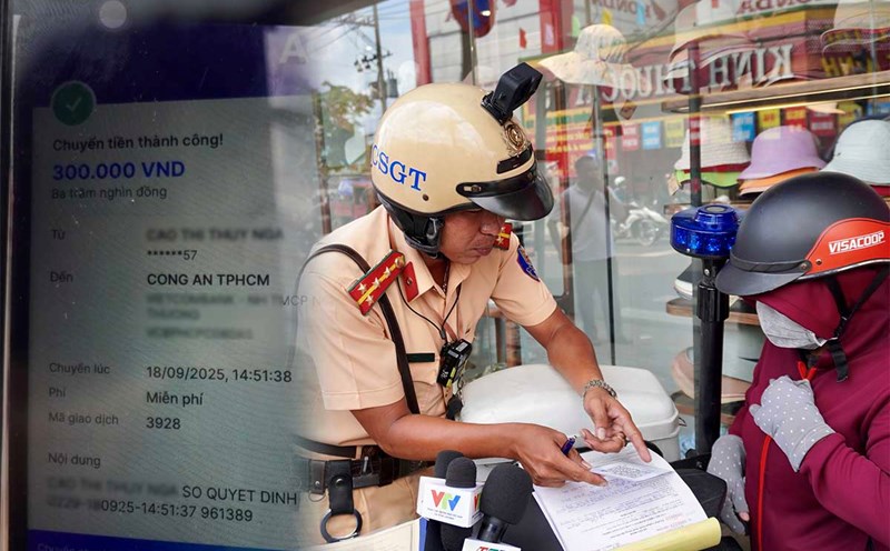 Traffic violators in Ho Chi Minh City were surprised when they were asked to scan the QR Code to pay the fine on the spot. Photo: Nhu Quynh