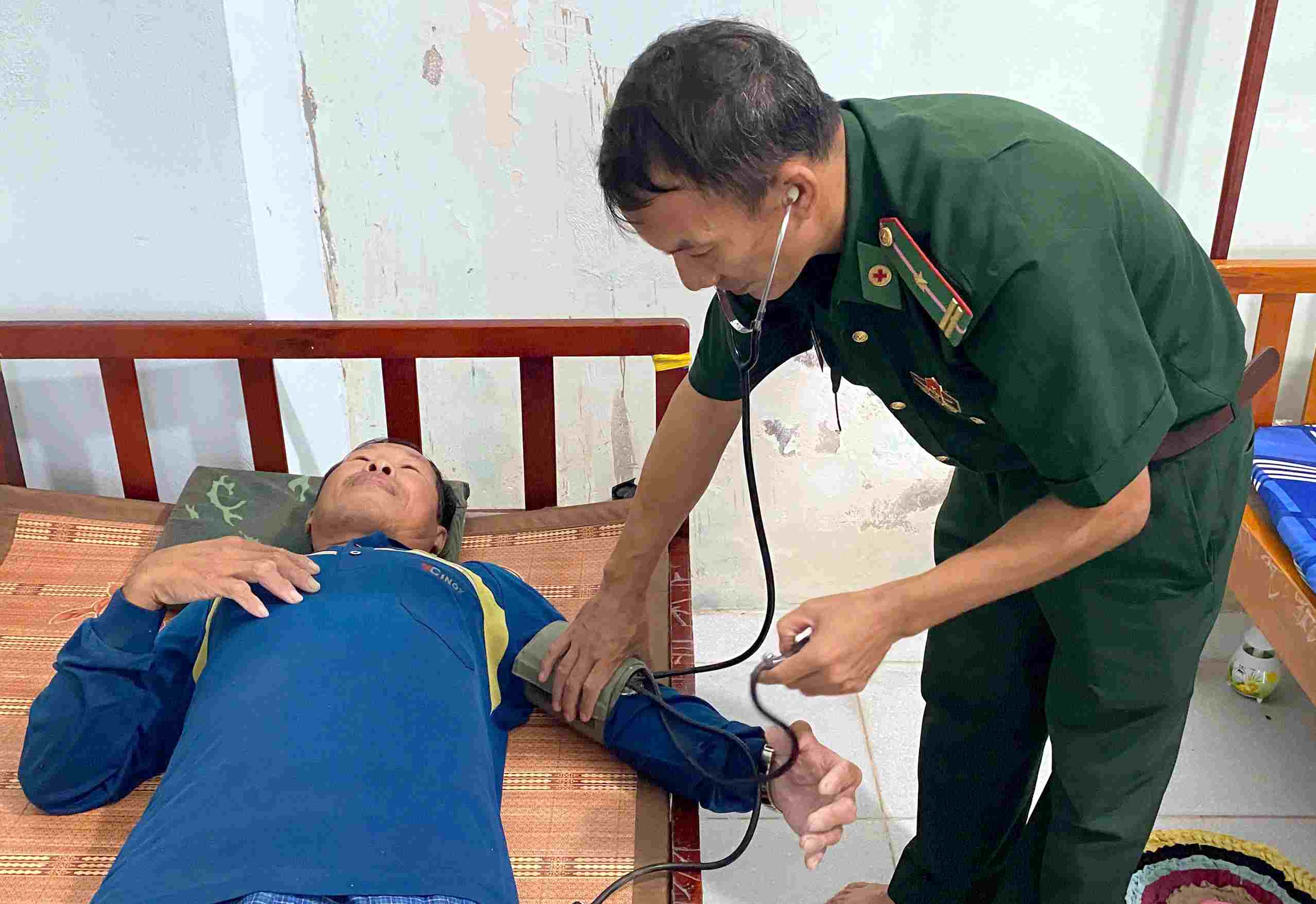 The medical staff of Song Doc Border Guard Station, Ca Mau take care of the crew members after they have been brought to shore. Photo: Hoang Ta