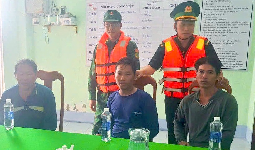Cac thuyen vien duoc dua len bo tai Don Bien phong Song Doc Ca Mau an toan. Anh: Hoang Ta
