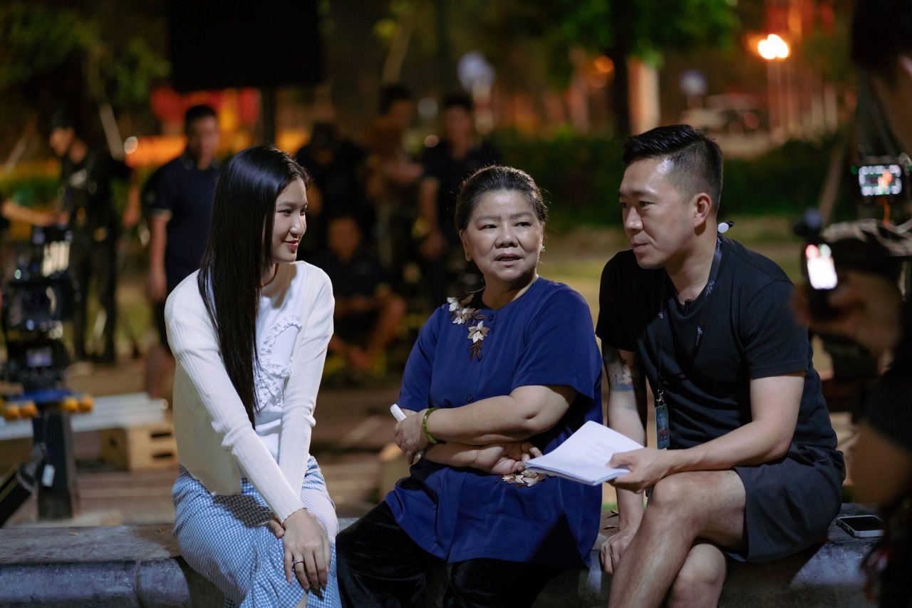 彼女は夢を見て、人々のアーティスト、タン・ホアは監督のホアン・ナムと話をしました。写真：メーカー.