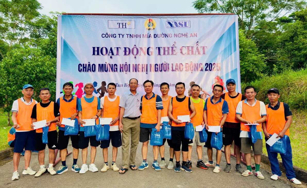 Les membres du syndicat et les travailleurs assistent a la conference des travailleurs a la societe Mia duong Nghe An. Photo : Syndicat de Nghe An