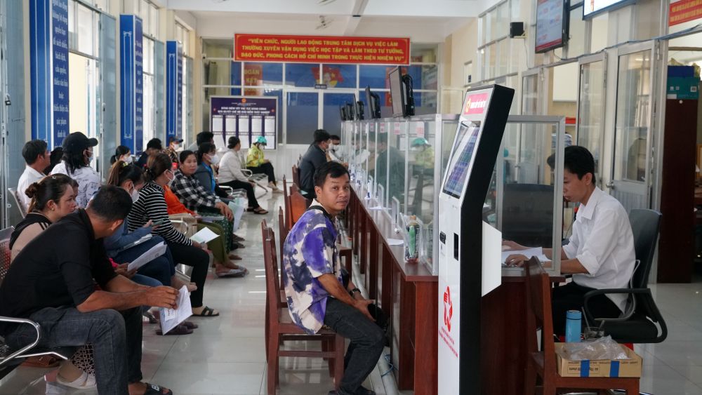 Soc Trang (구) 성 현재 Can Tho 시 고용 서비스 센터에서 거래하는 시민들. 사진: Phuong Anh