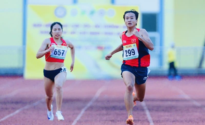 Tran Thi Nhi Yen（右）は、学習のキャリアを追求することを決めたので、彼女は一時的に陸上競技に欠けていました。写真：タンヴー