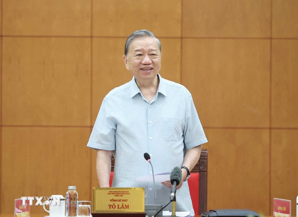 Tong Bi thu To Lam chu tri cuoc lam viec voi Ban Thuong vu Dang uy Chinh phu ve mot so noi dung cua Du an Luat Dat dai (sua doi) va cac luat khac co lien quan. Anh: TTXVN 