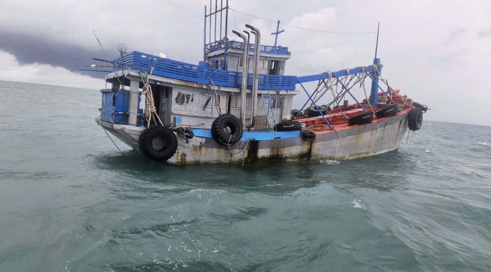 Coast Guard caught red-handed a ship carrying more than 110,000 liters of illegal DO oil.