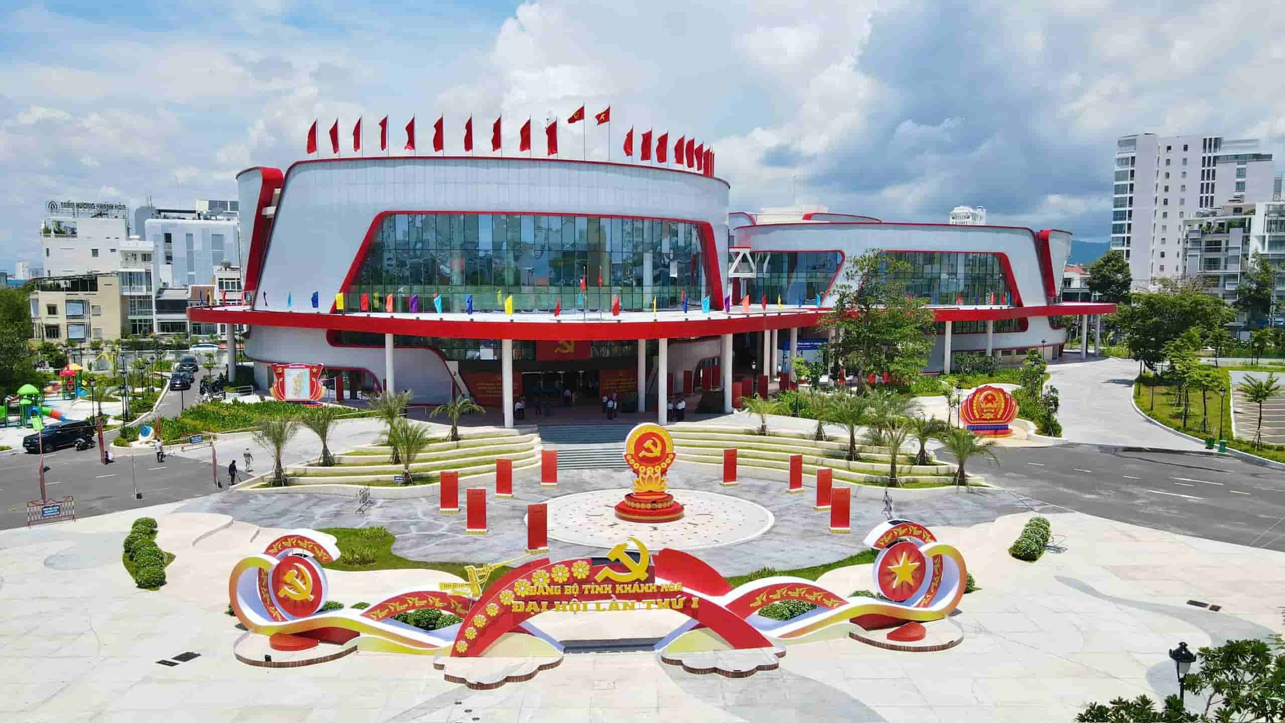 Khanh Hoa省青少年文化宮殿は、2025年から2030年までの第1回Khanh Hoa省党委員会大会が開催される場所です。写真:Huu Long