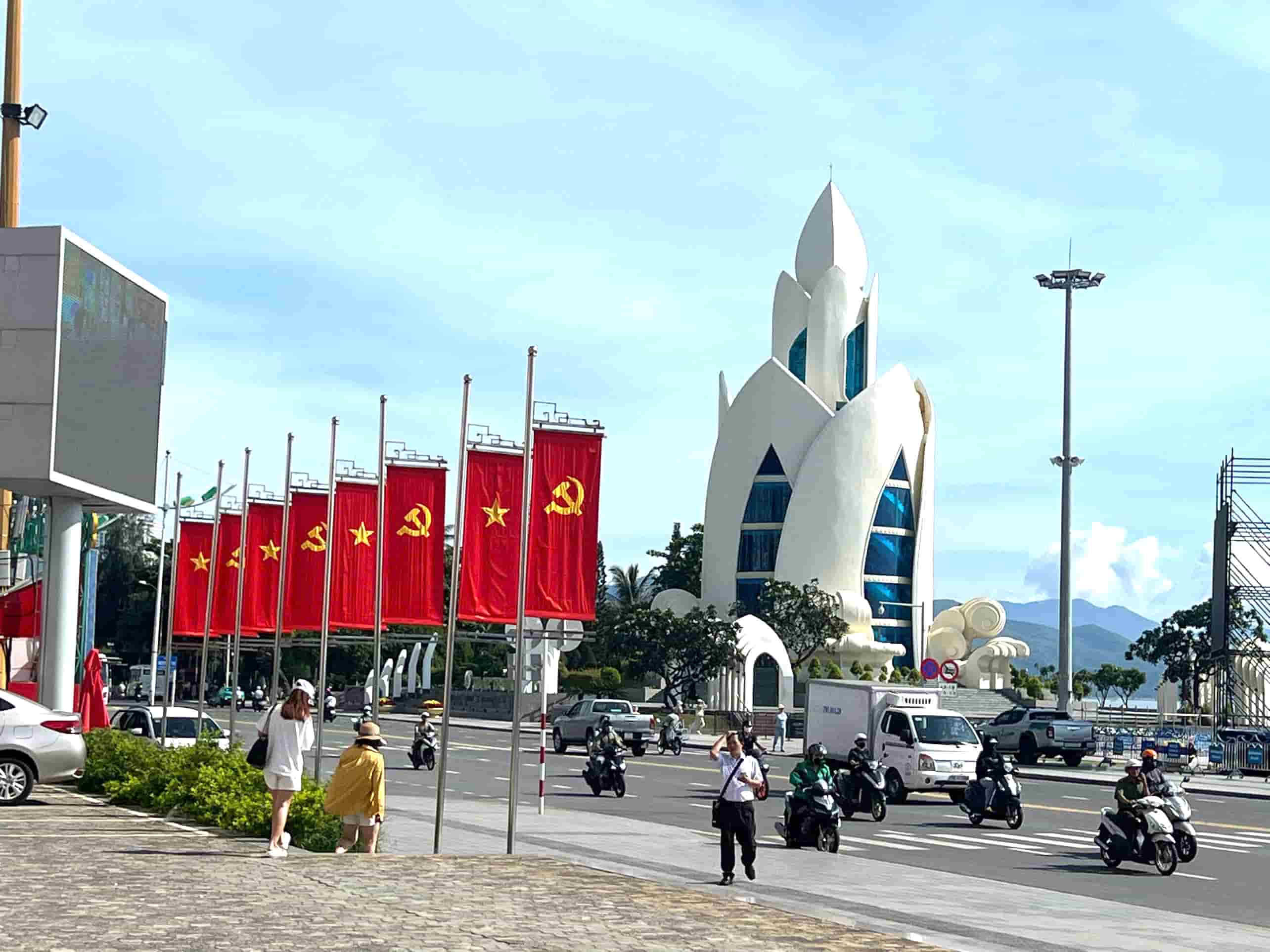 Tren khap cac tuyen pho tren dia ban tinh Khanh Hoa, hang loat pano, co duoc treo chao mung su kien quan trong cua tinh Khanh Hoa. Anh: Huu Long 