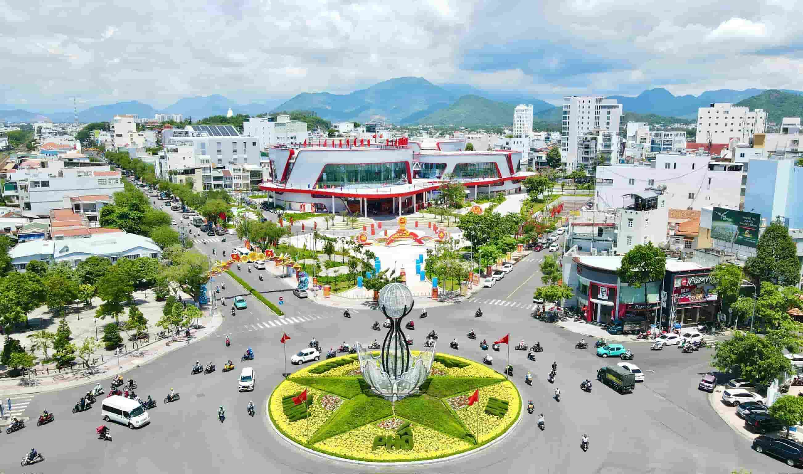 Cong tac trang tri truc quan, trang tri ben ngoai hoi truong tu cong chao, khu trung bay den khuon vien duoc chinh trang sach se. Anh: Huu Long 