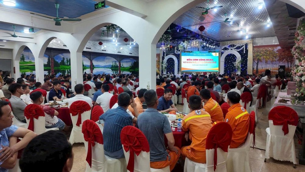 Le syndicat de la societe de transport d'electricite 1 organise le programme 'Repas syndical' pour remercier les employes. Photo : Manh Hung