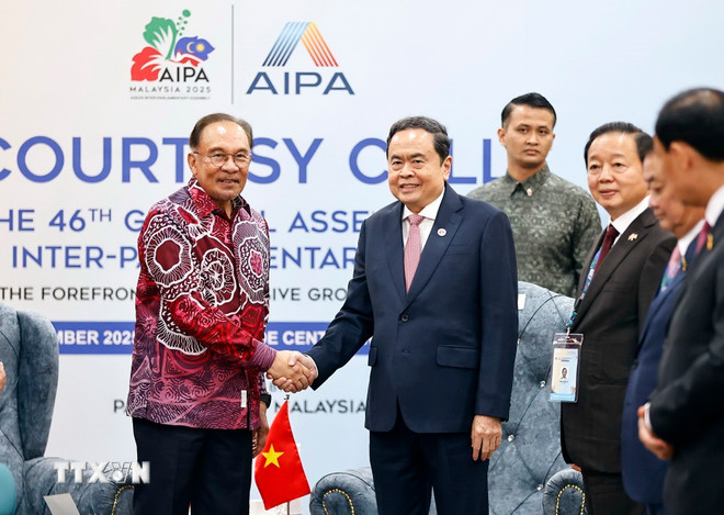 Politburo member and National Assembly Chairman Tran Thanh Man and Malaysian Prime Minister Anwar Ibrahim. Photo: VNA