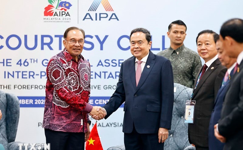 Politburo member and National Assembly Chairman Tran Thanh Man and Malaysian Prime Minister Anwar Ibrahim. Photo: VNA