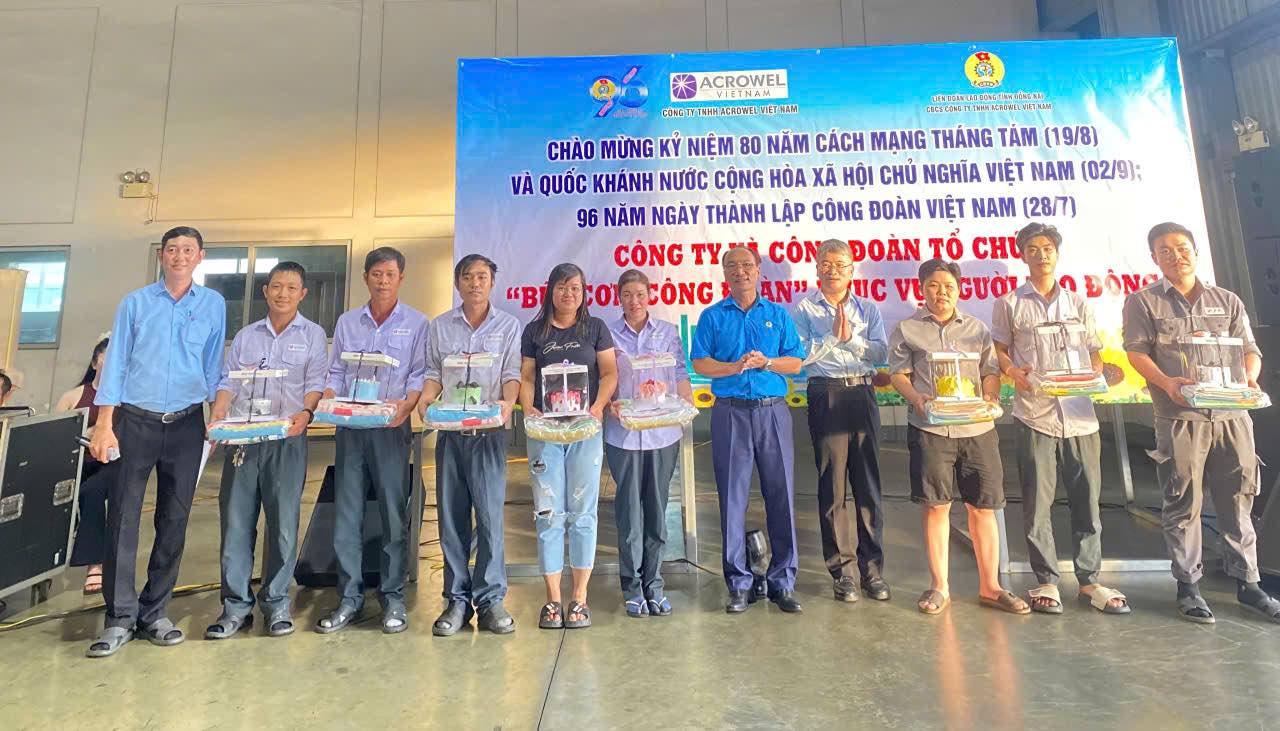 Trao qua sinh nhat cho cac doan vien, nguoi lao dong tai chuong trinh Bua com Cong doan. Anh: Cong doan cung cap