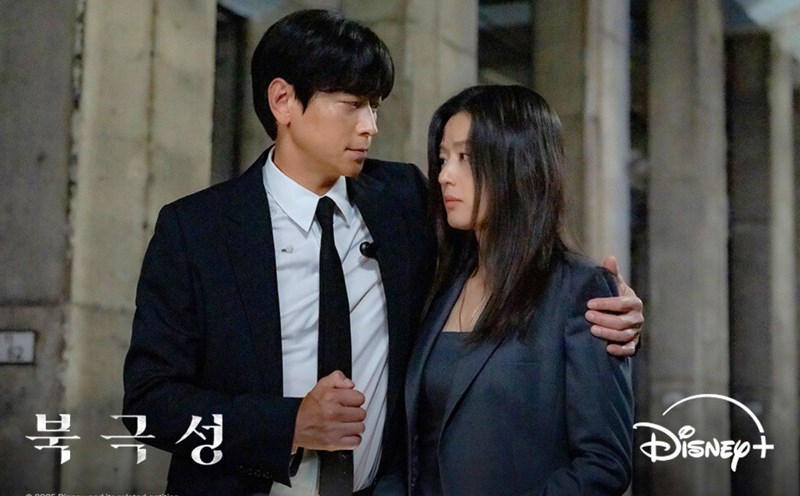 Kang Dong Won and Jun Ji Hyun in "The Storm". Photo: Producer