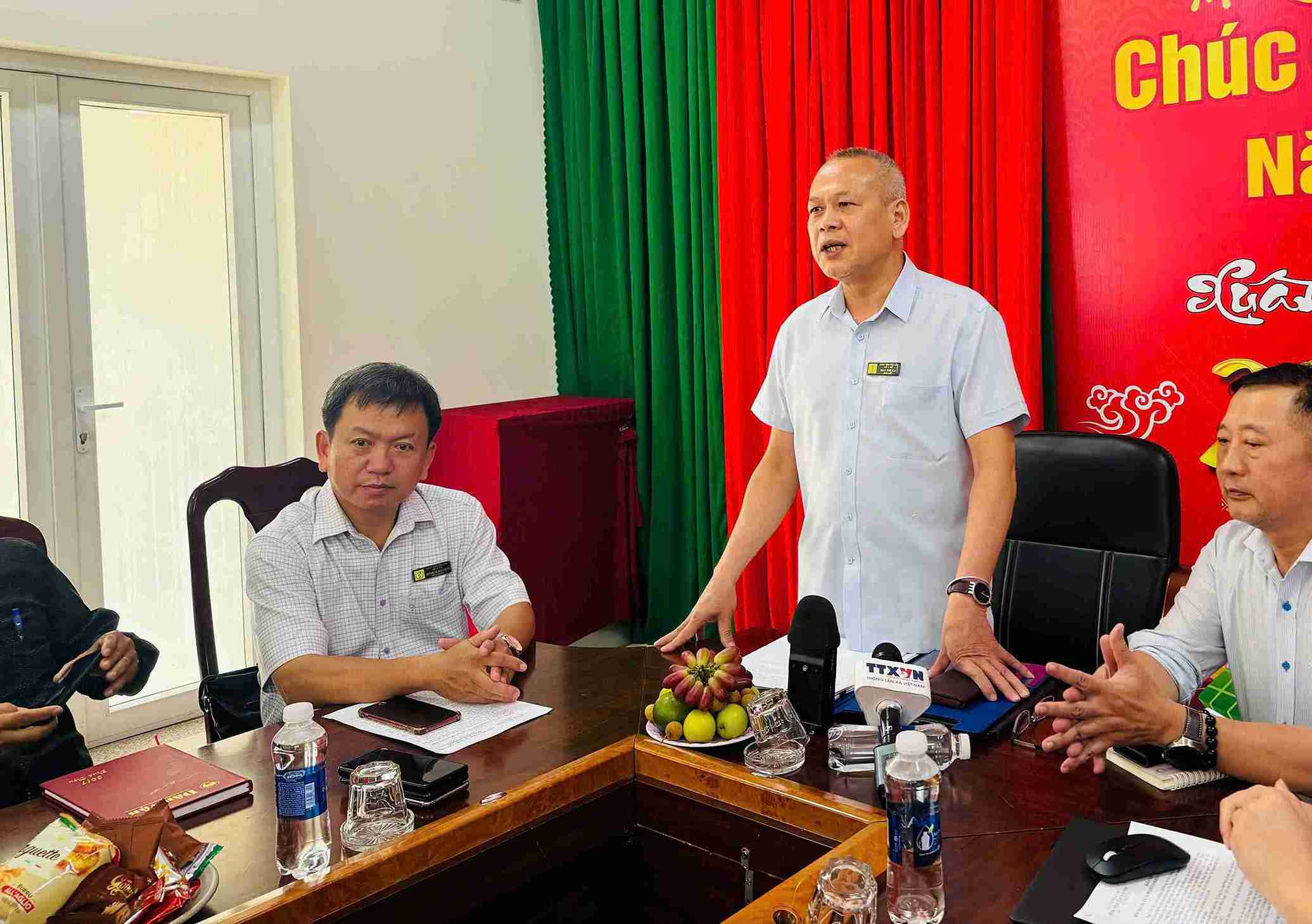 Mr. Nay Phi La - Director of the Dak Lak Provincial Department of Health spoke about the incident in which the Central Highlands General Hospital performed kidney stone surgery on hundreds of patients in violation of regulations. Photo: Bao Trung