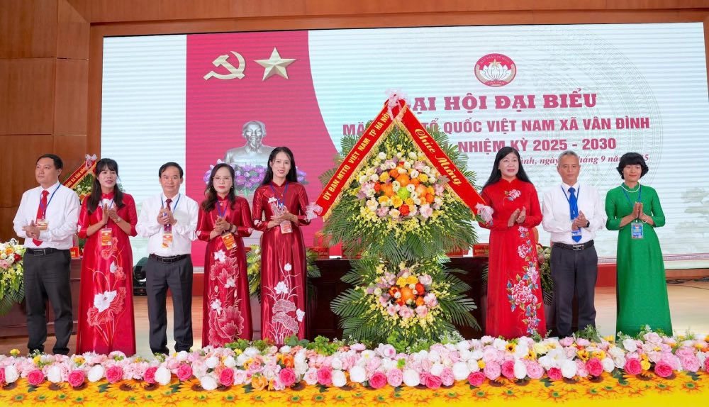 Lanh dao Uy ban Mat tran To quoc Viet Nam Thanh pho Ha Noi tang hoa chuc mung dai hoi. Anh: Lai Tan
