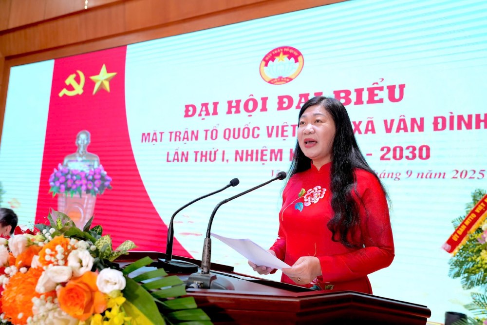 La miembro del Comite Permanente del Comite del Partido de la Ciudad de Hanoi Presidente del Comite del Frente de la Patria de Vietnam de la ciudad de Hanoi Nguyen Lan Huong pronuncio un discurso de direccion en el congreso. Foto: Lai Tan