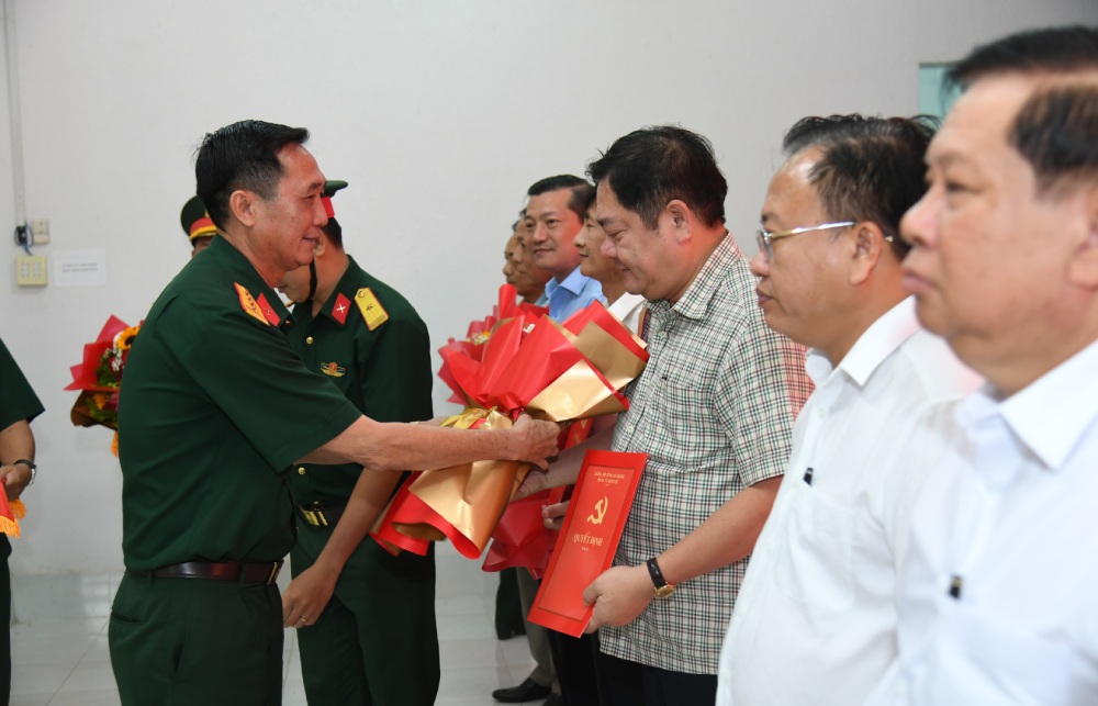 Colonel Cao Minh Tam, Deputy Political Commissar of the An Giang Provincial Military Command, presented the decision to the Secretaries of communes and wards. Photo: Phuong Vu