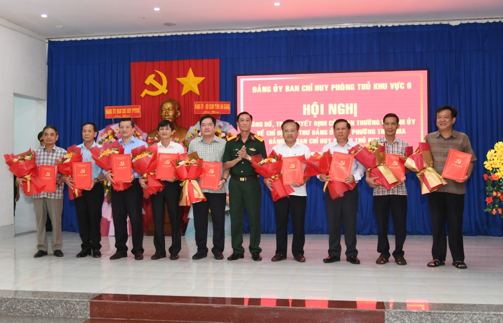 Thua uy quyen Ban Thuong vu Tinh uy, Dang uy Quan su tinh An Giang da trao quyet dinh chi dinh Bi thu xa, phuong tham gia Dang uy Ban Chi huy Phong thu khu vuc 6 – Ngoc Chuc. Anh: Phuong Vu