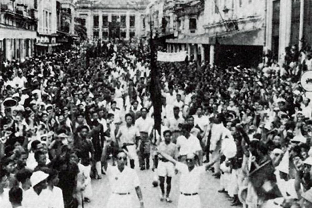 하노이에서 끓어오르는 분위기의 8월 혁명은 전국 모든 계층의 사람들을 봉기에 참여하도록 이끌었습니다. 사진: 자료