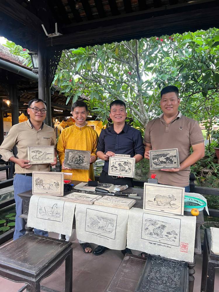 Nghe nhan Nguyen Cong Dat (bia phai) trong buoi giao luu gioi thieu ve san pham khac moc ban Thanh Lieu. Anh: Nhan vat cung cap
