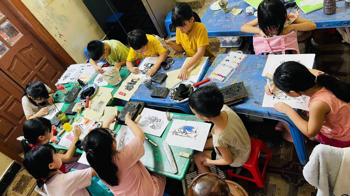 Lop hoc khac ve tranh moc ban thu hut rat dong cac ban thieu nhi. Anh: Nhan vat cung cap