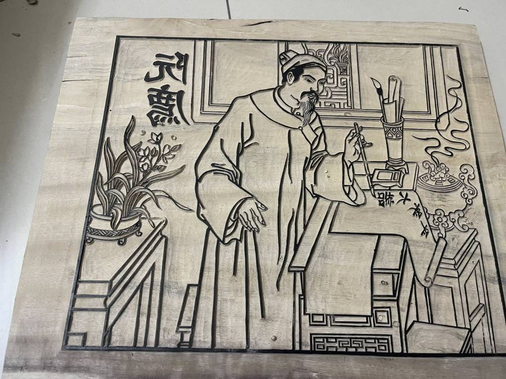 The carpentry of Mr. Nguyen Trai's village is painted with Ngo Dai Cao bottle by Mr. Nguyen Cong Dat. Photo: Character provided