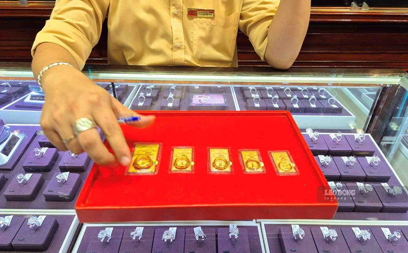 Domestic gold prices fell across the board in today's trading session. Photo: Phan Anh