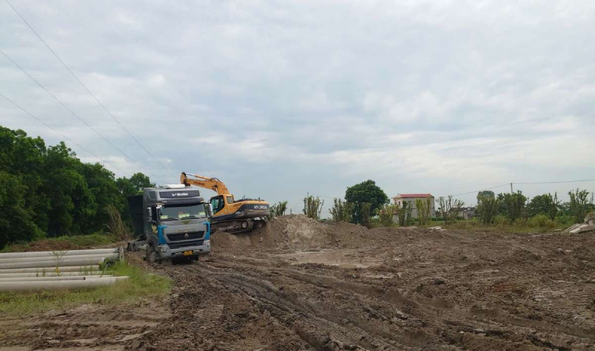 Hiện trường đổ chất thải trái phép. Ảnh: Công an tỉnh Ninh Bình