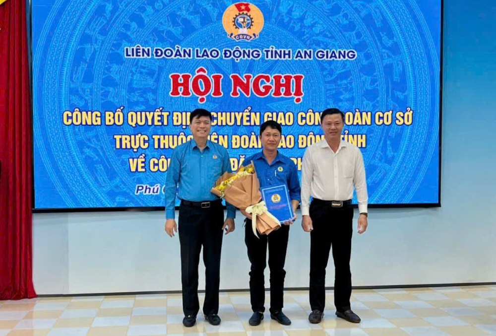 Handing over the Decision to transfer 111 grassroots Trade Unions under the An Giang Provincial Federation of Labor to the Phu Quoc Special Zone Trade Union for management. Photo: An Giang Provincial Federation of Labor