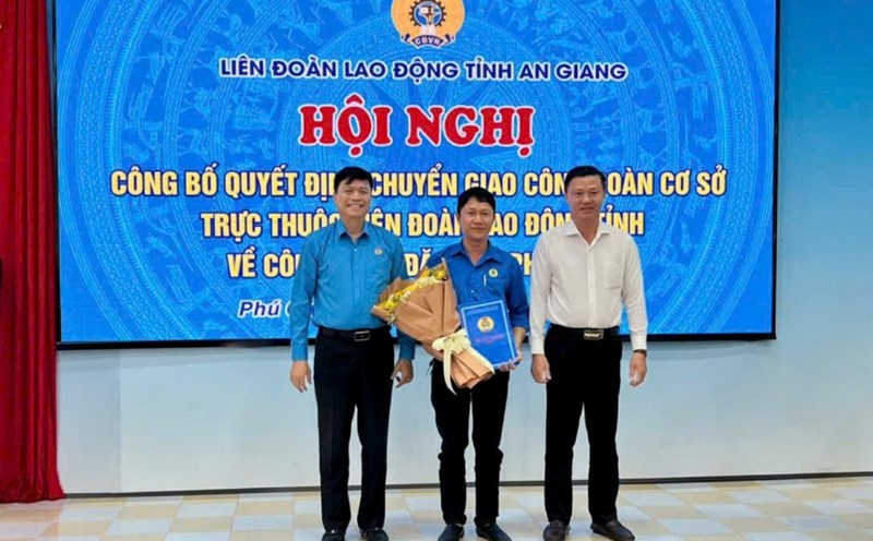 Handing over the Decision to transfer 111 grassroots Trade Unions under the An Giang Provincial Federation of Labor to the Phu Quoc Special Zone Trade Union for management. Photo: An Giang Provincial Federation of Labor