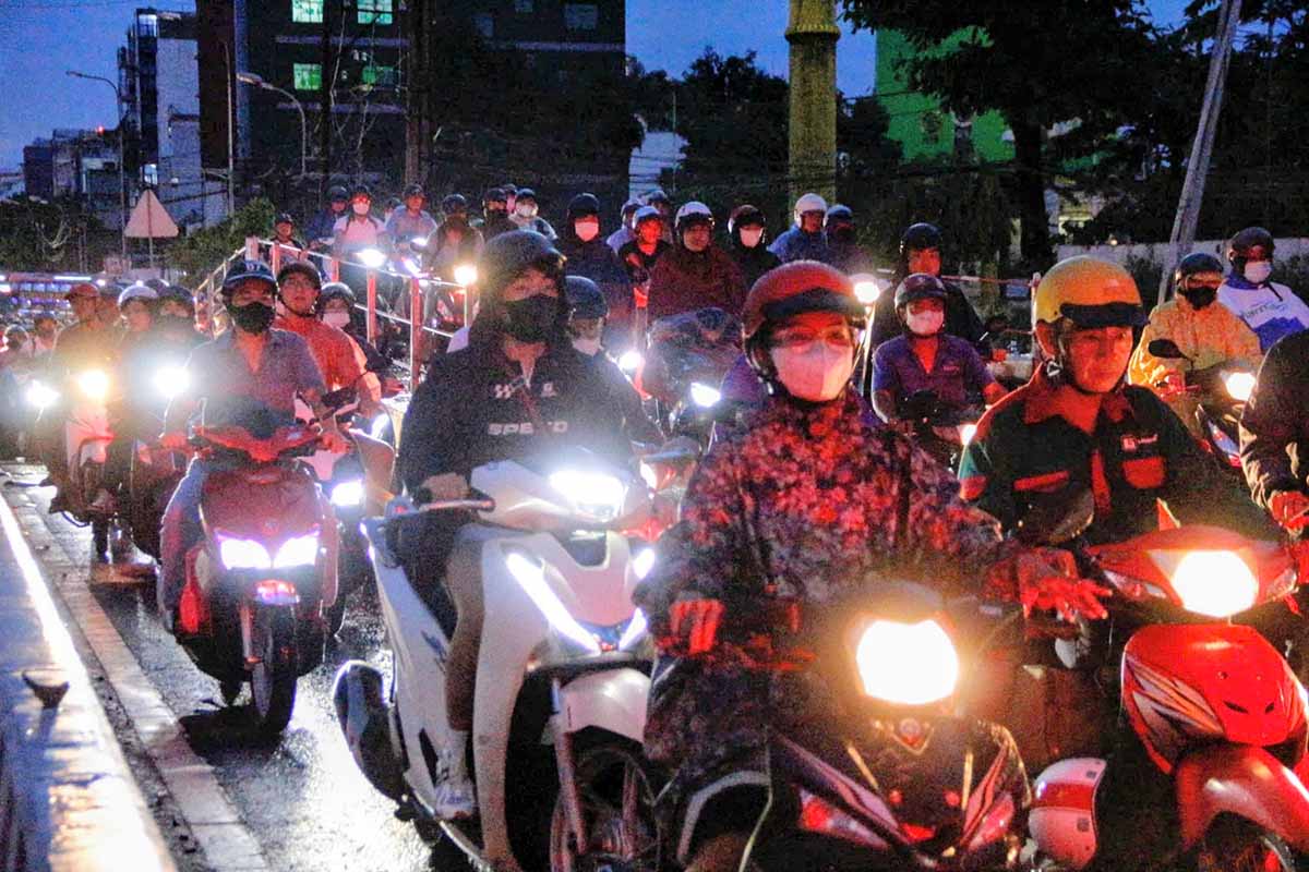 Hang dai xe noi duoi nhau nhich tung chut mot qua khu vuc cau Binh Trieu 1. Anh: Anh Tu