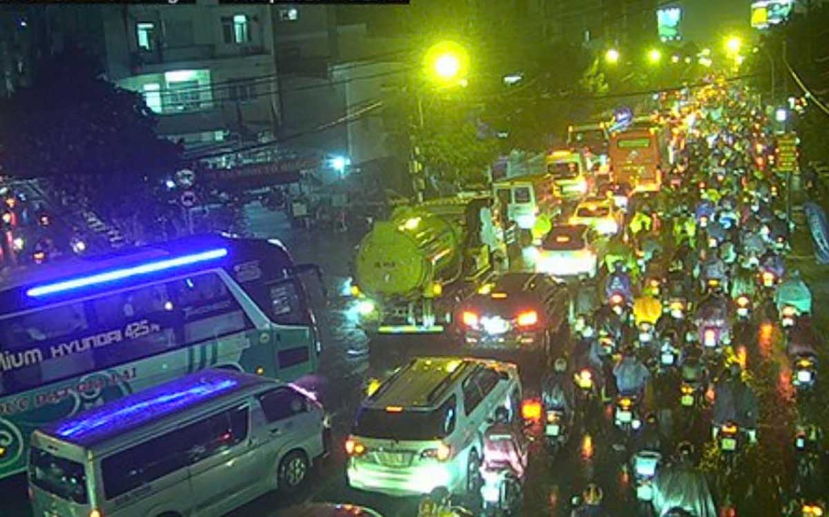 Duong Nguyen Xi huong ve cau Binh Trieu 1 cung trong canh un tac. Anh: Anh Tu