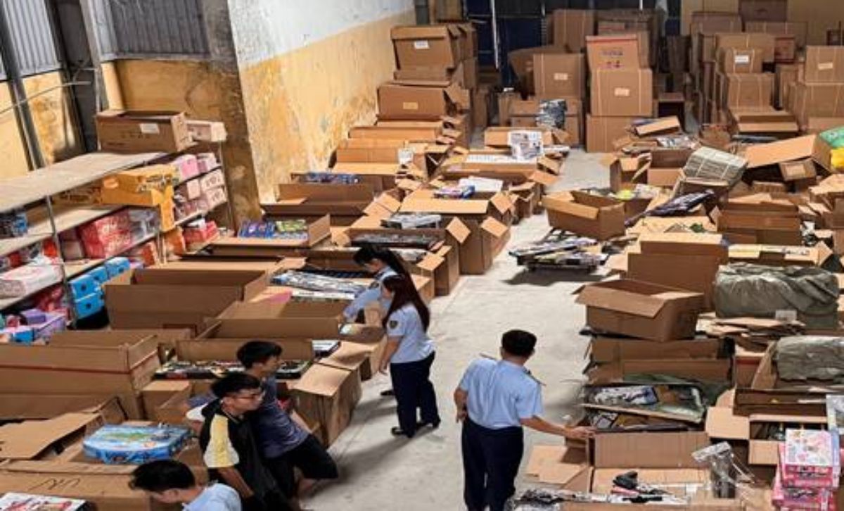 Lực lượng chức năng kiểm tra cơ sở kinh doanh. Ảnh: Chi cục QLTT tỉnh Ninh Bình