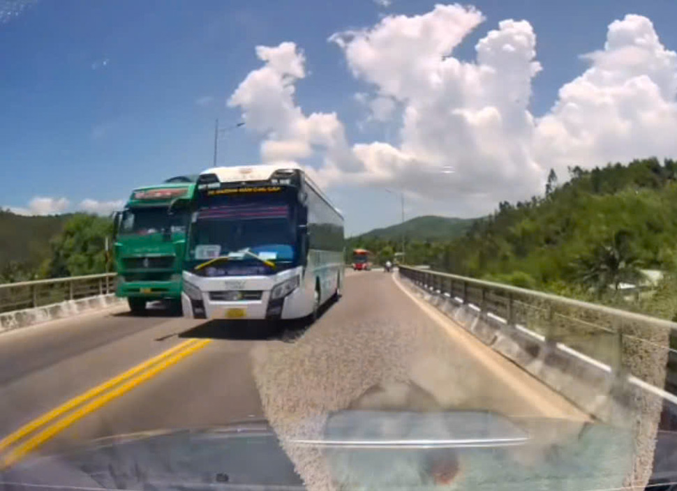 Image of Son Tung passenger car violating regulations on National Highway 1 through Quang Ngai. Photo: Police